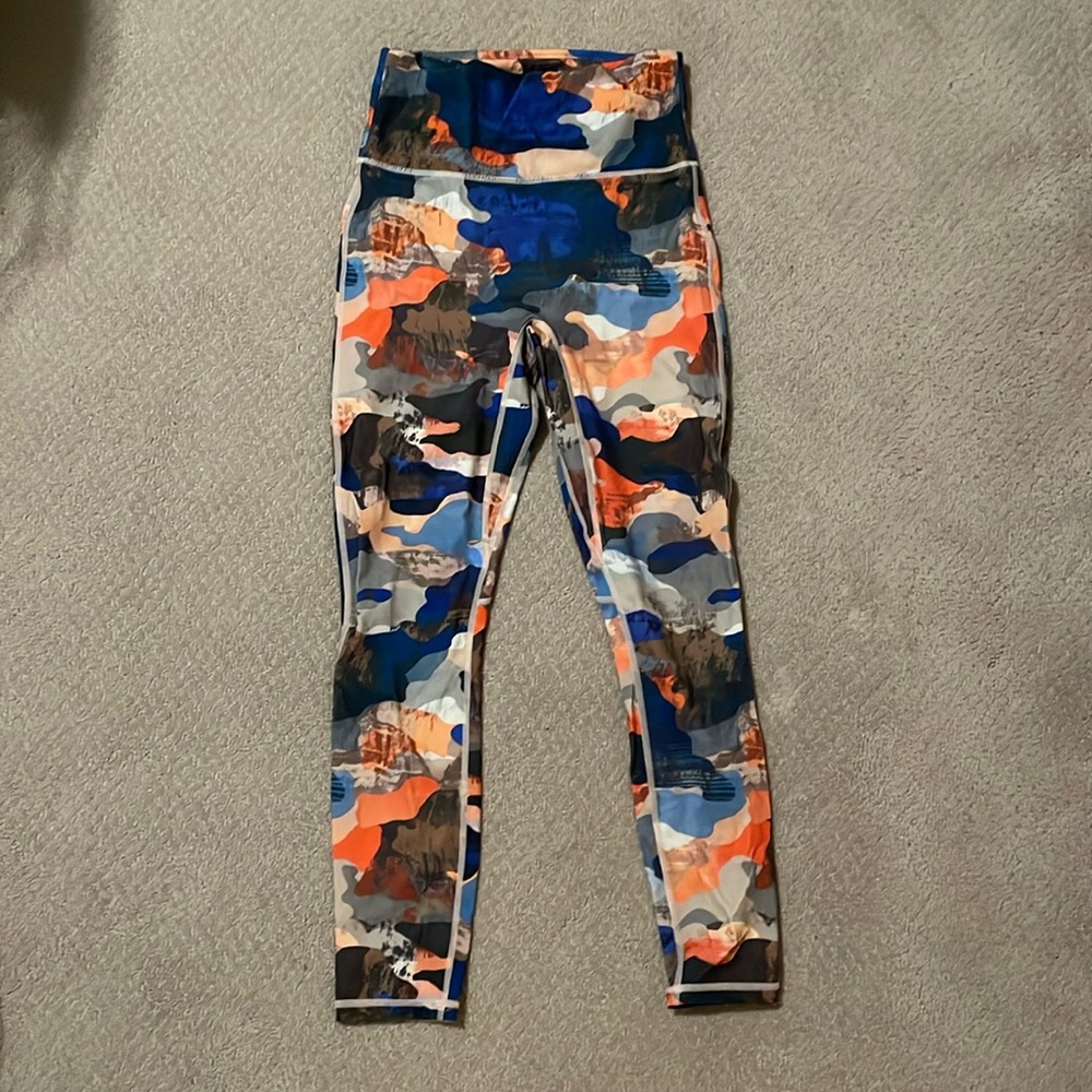 Colorful Fabletics legging in women’s small in great condition.